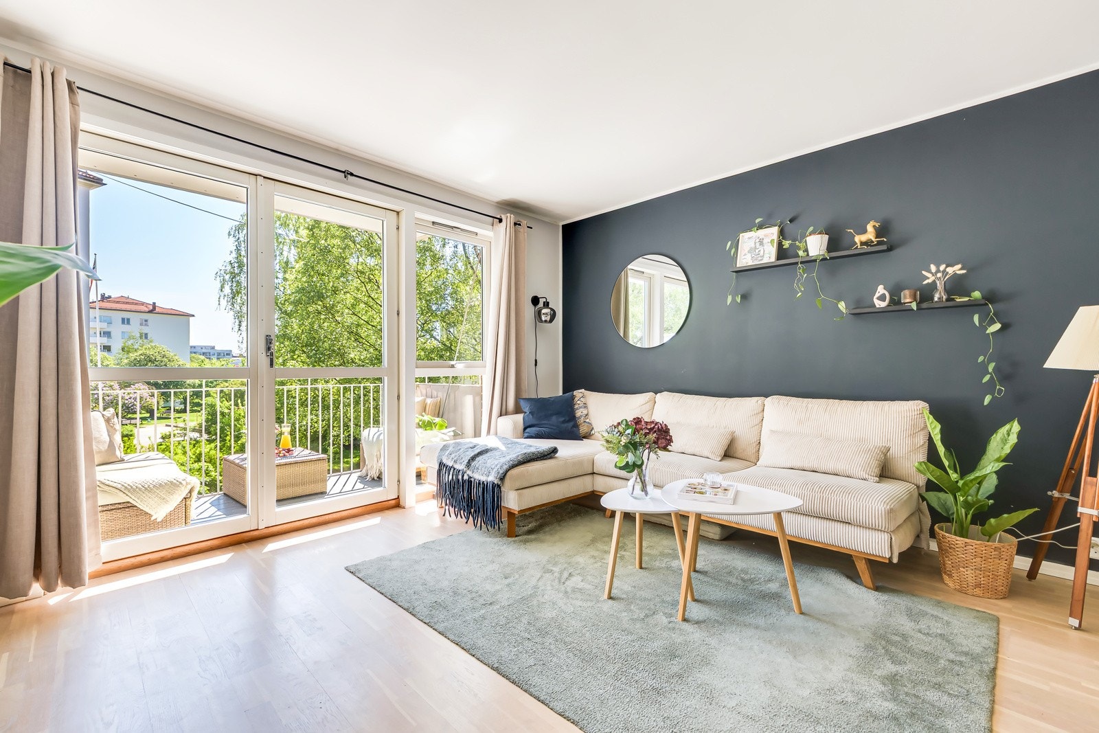 Balkongen føles som en fin forlengelse av leiligheten på sommerstid. Galleribilde