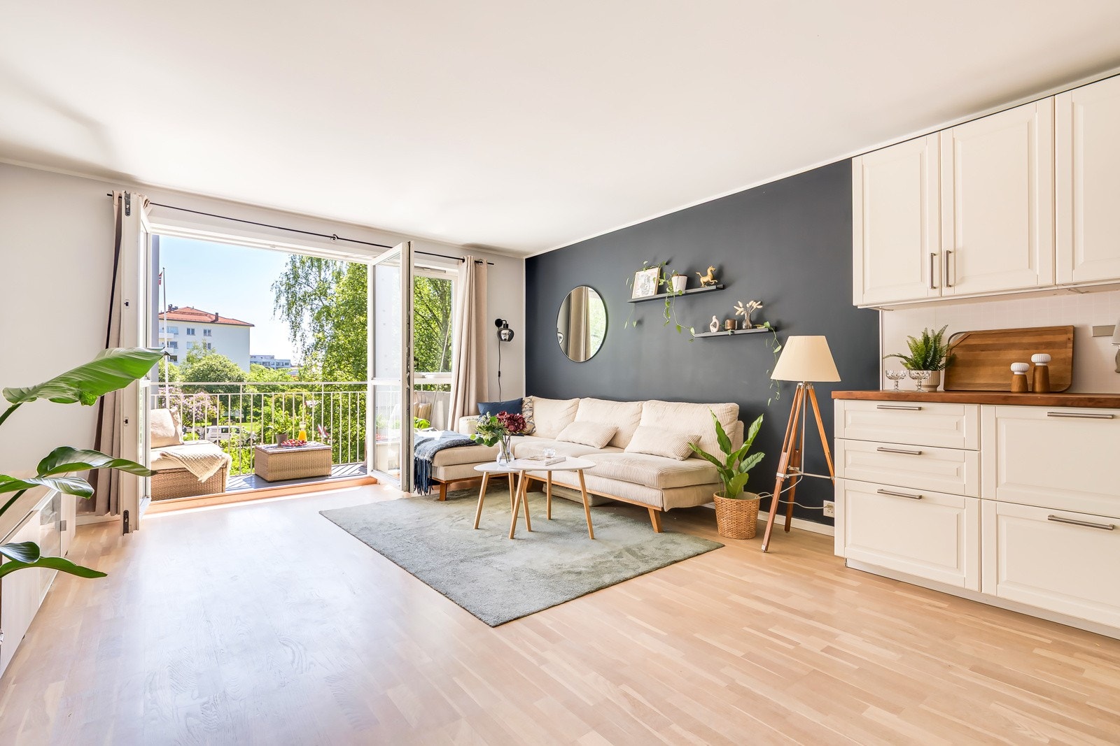 Leiligheten har en åpen stue- og kjøkkenløsning som gjør det enkelt å samle venner eller nyte rolige kvelder hjemme. Her er det plass til både sofakrok og spisebord - perfekt for både hverdagsliv og hyggelige sammenkomster. Galleribilde