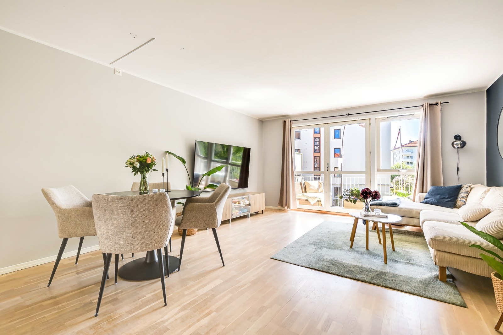 Spisebord får sin naturlige plass tilknyttet kjøkkenet og gjør rommet både praktisk og sosialt. Galleribilde