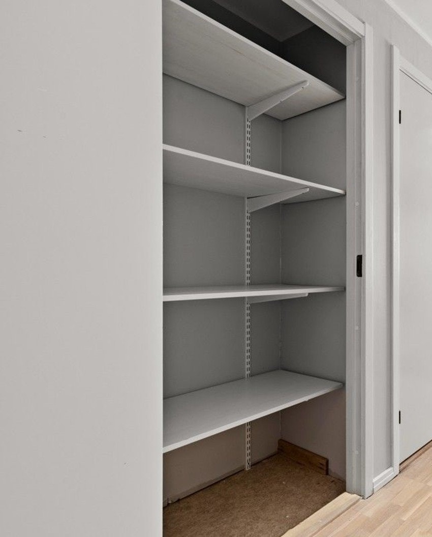 I tillegg har leiligheten en praktisk nisje i gangen som fungerer som innvendig bod - perfekt for oppbevaring. Galleribilde