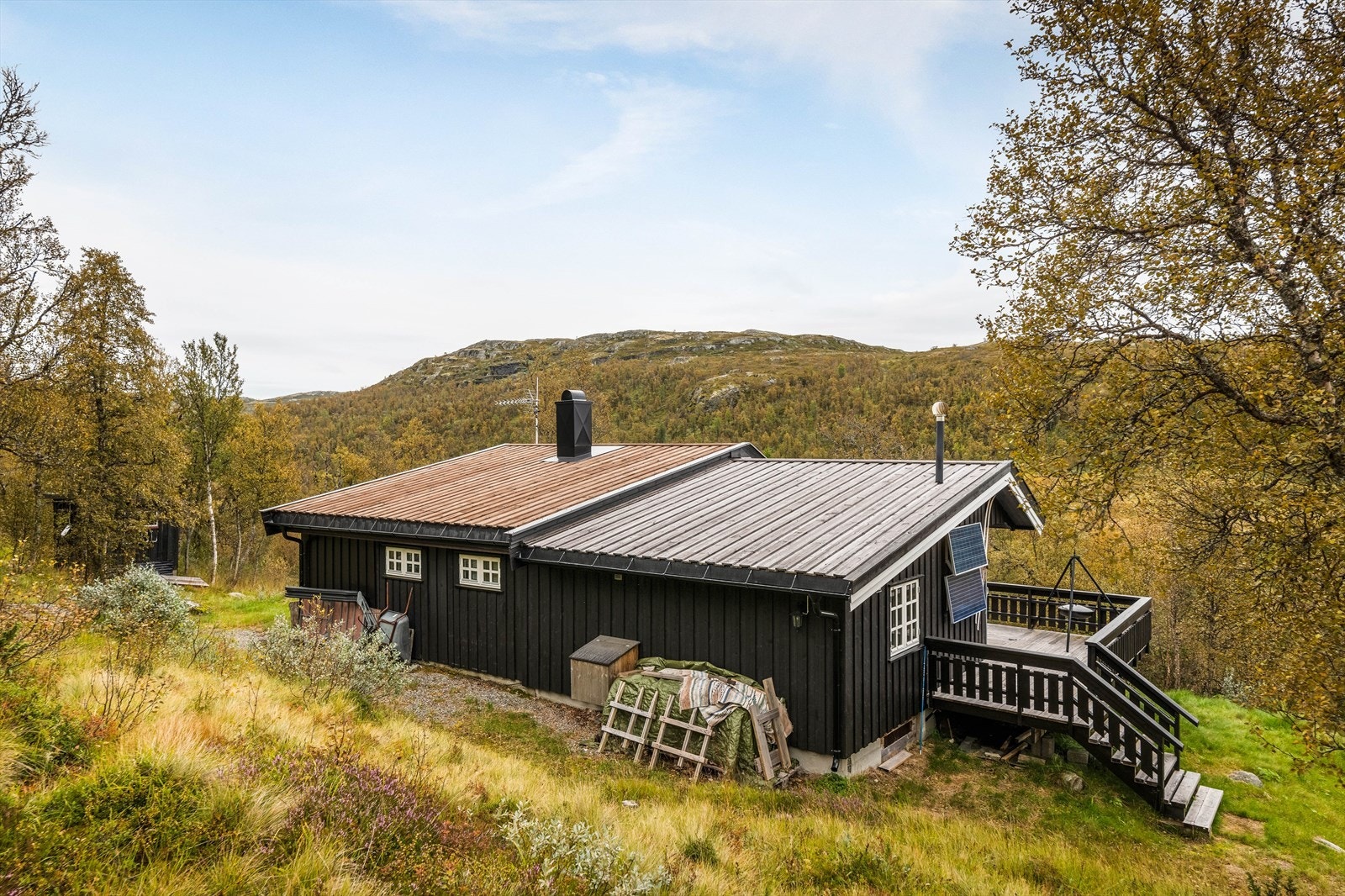 I tillegg til hytta er det oppført et frittstående skjul på eiendommen.
Skjulet er 7 kvm stort og oppført i 1952. Galleribilde