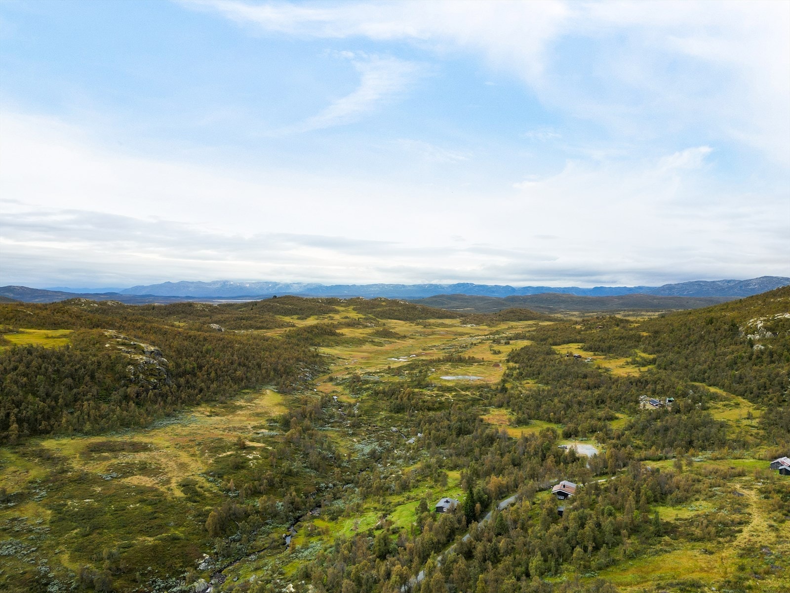 "Om vinteren blir det kjørt opp skiløyper og skuterløype helt fra Rjukan Fjellstue. Skiløypa går rundt Midtfjell og har en avstikker fra Vigfit opp til enden av veitraseen hvor Libu er lokalisert." Galleribilde