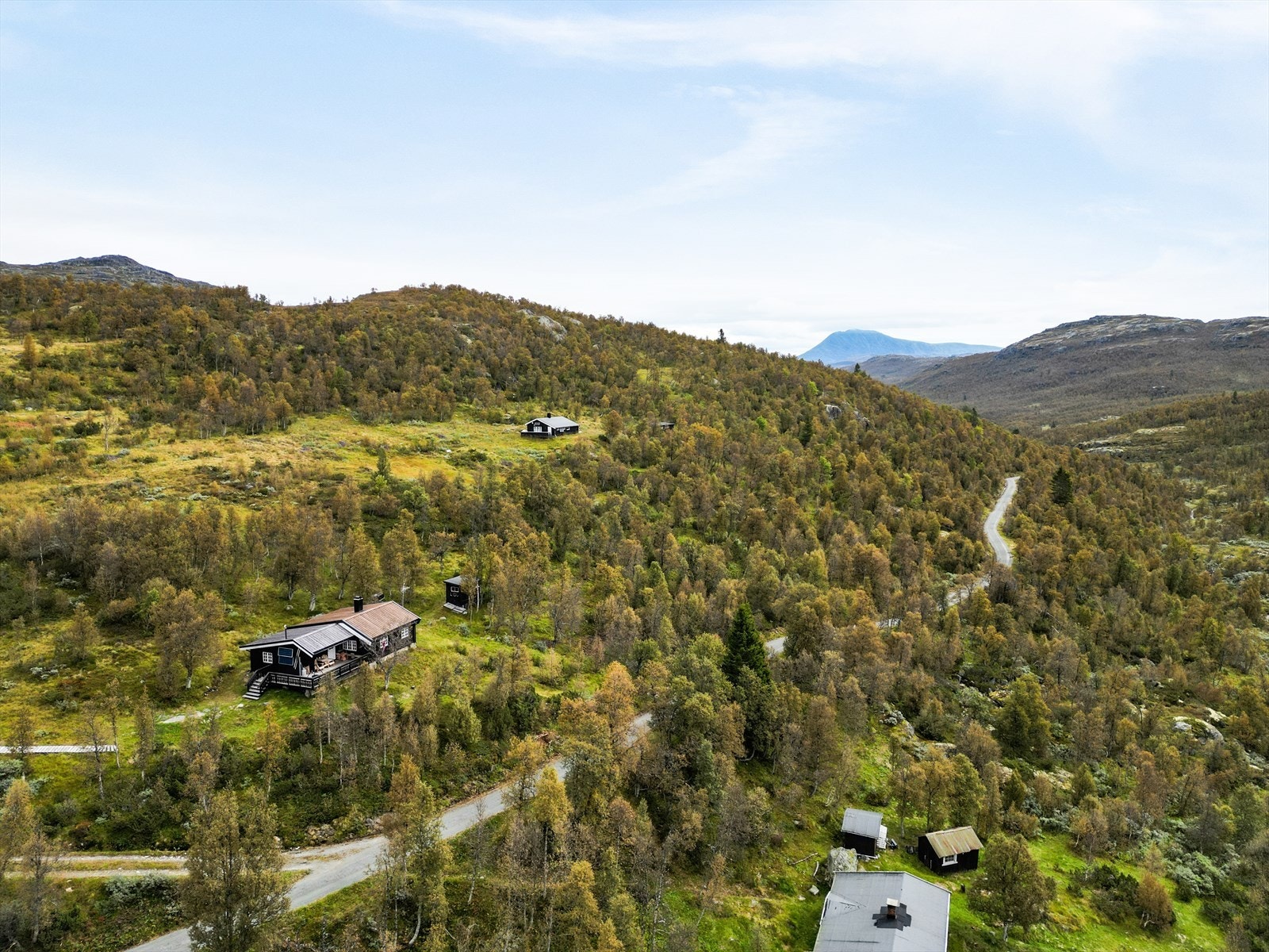 Hytta "Libu" ligger nydelig til i flott naturlandskap ca. 1000 m.o.h. i Hjerdalen ca. 7,5 km fra Rjukan Fjellstue.
Området er et eldorado for den friluftsinteressene med skiløper og fantastiske turområder like utenfor døren. Galleribilde