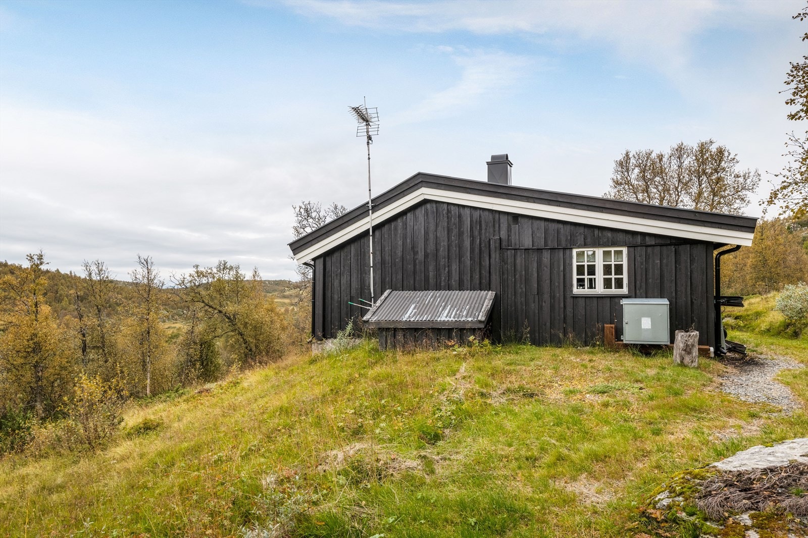 Selger informerer:
"For å komme til hytta, kjører man veien innover mot Hellemannlie - som er stengt med bom ved Fjellstua - og parkerer på egen plass 40-50 meter fra hytta." Galleribilde