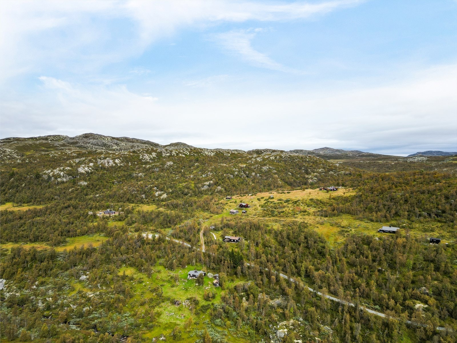 "I tillegg er det som regel skuterspor innover til Grønli og videre til Møsvann, samt over til Grosettjønn, Heitjønn og rundt Hortenuten. Disse blir kjørt opp med sporkall for skispor inniblant." Galleribilde