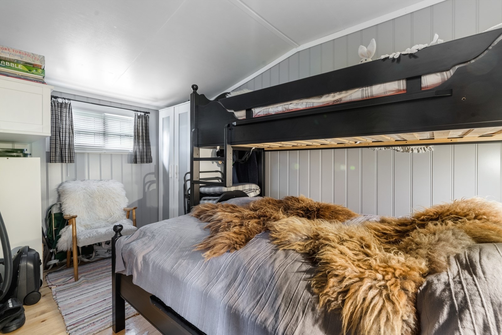 Tilbygget fra 2014 består av et soverom, toalettrom, bod og entré. Galleribilde
