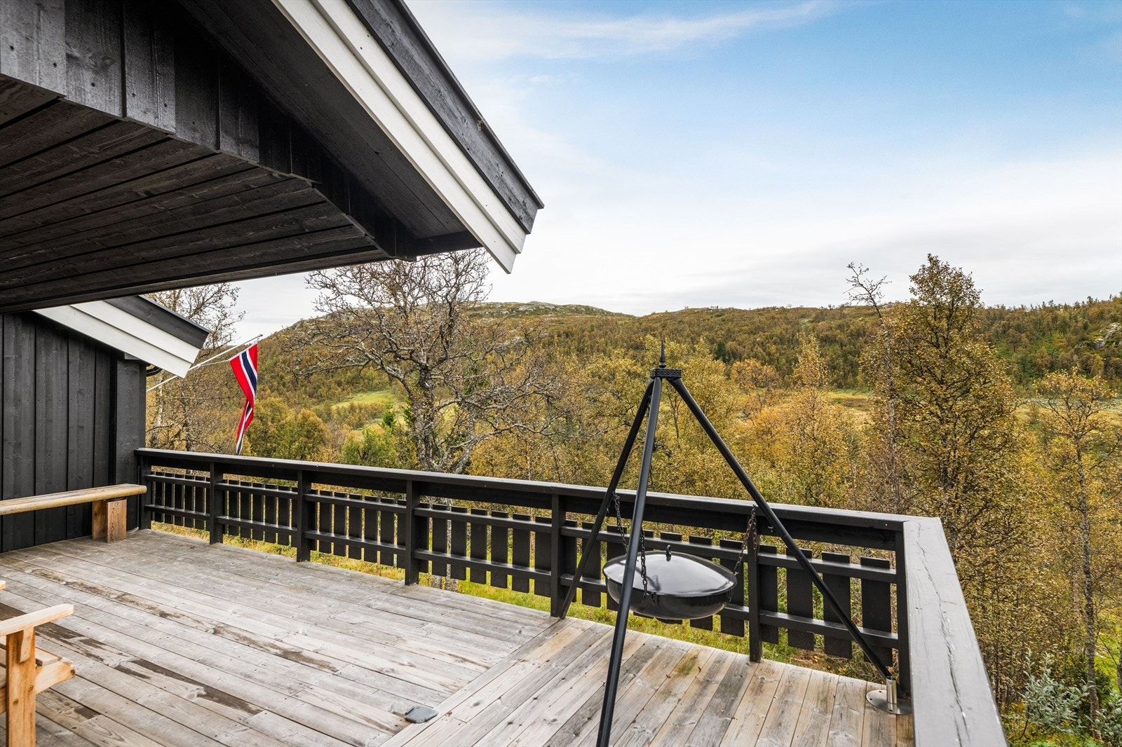 Verandaen er romslig og delvis overbygget med usjenert beliggenhet og nydelig utsikt. Galleribilde