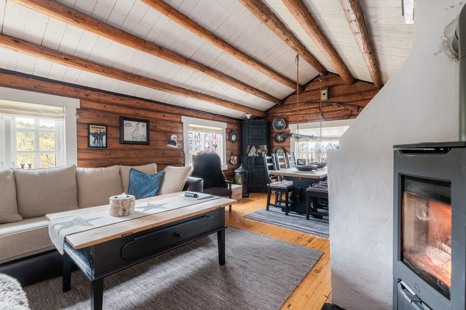 I stua er det god plass til sofagruppe og spisestuebord. Galleribilde