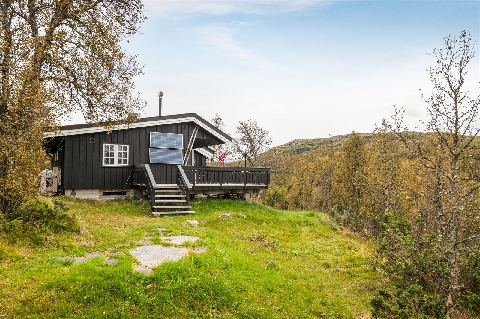Eiendommen ligger fint til med naturlig vegetasjon. Galleribilde