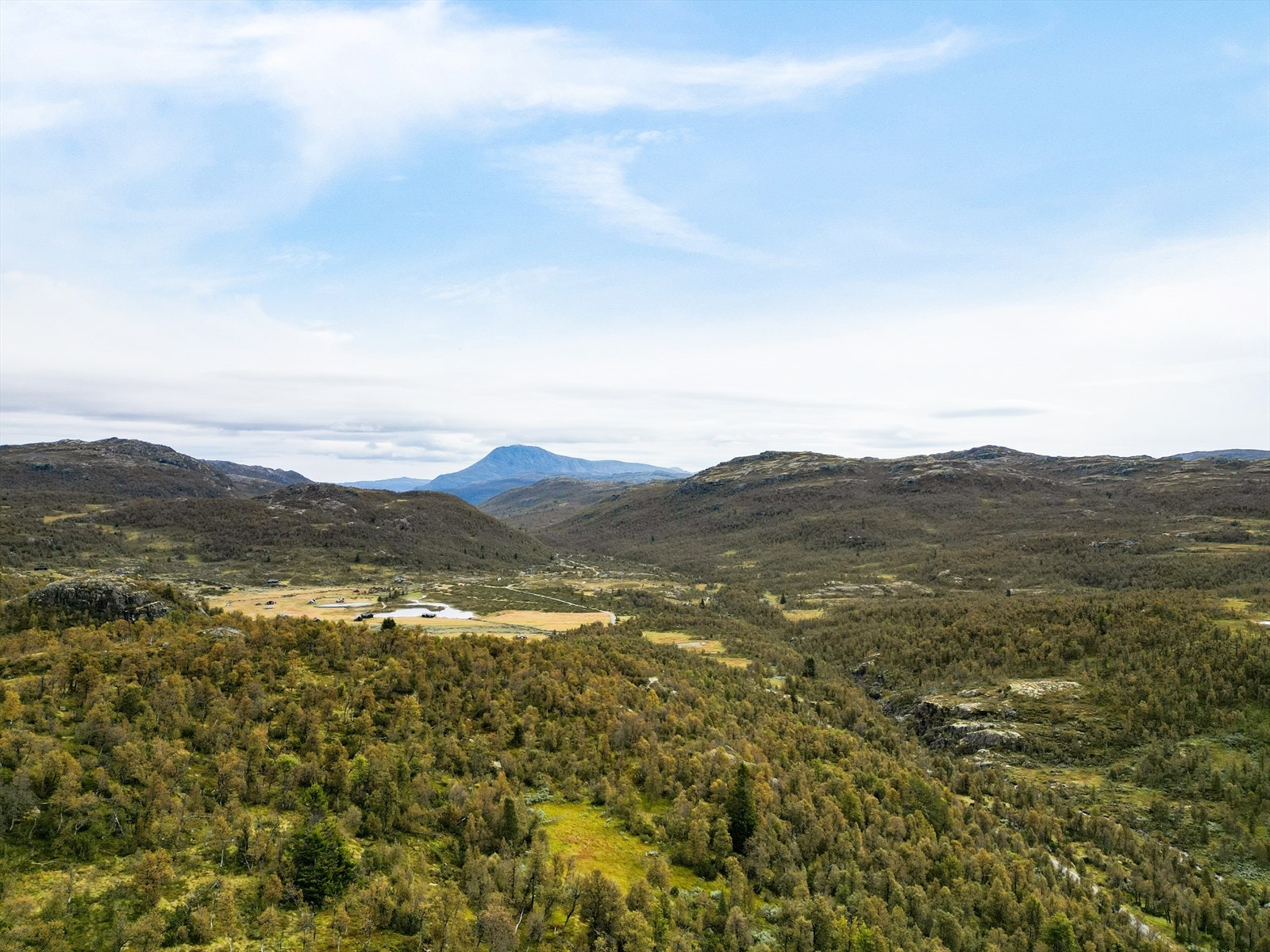 "Det er veldig gode turforhold både sommer og vinter. Hytta ligger sentralt til, og det er ikke veldig langt til f.eks. Møsvann, Langesjå, Bågafjell, Gvepeborg, osv. " Galleribilde
