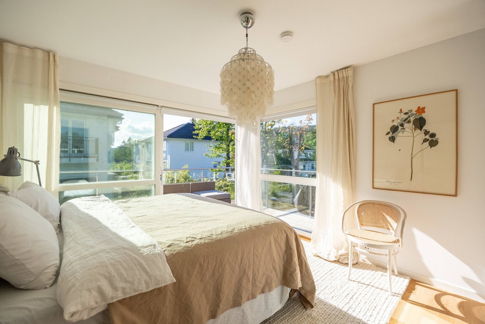 Store vindusflater som gir flott naturlig lys. Galleribilde