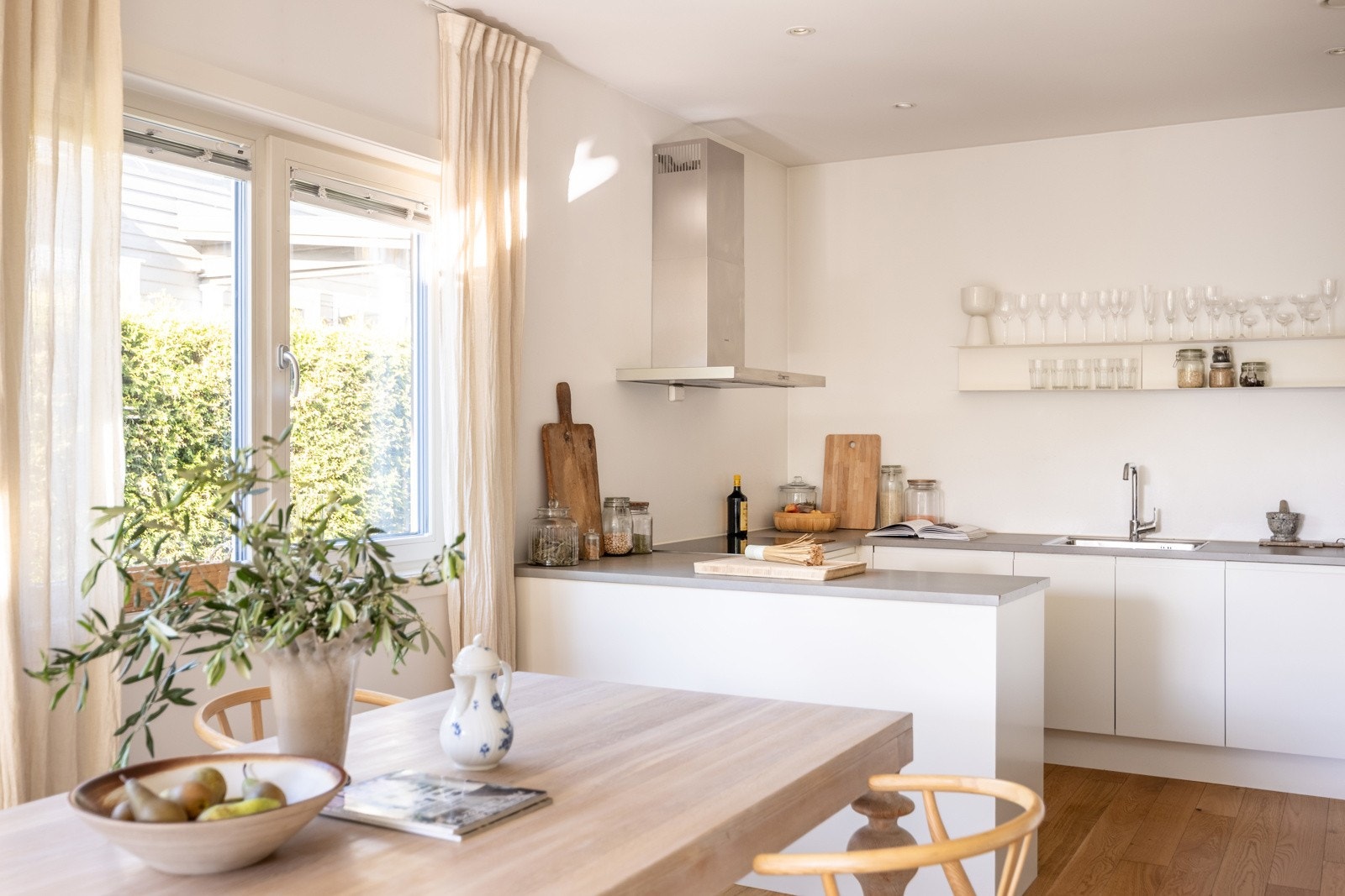 Åpen kjøkkenløsning i stue med peis. Galleribilde