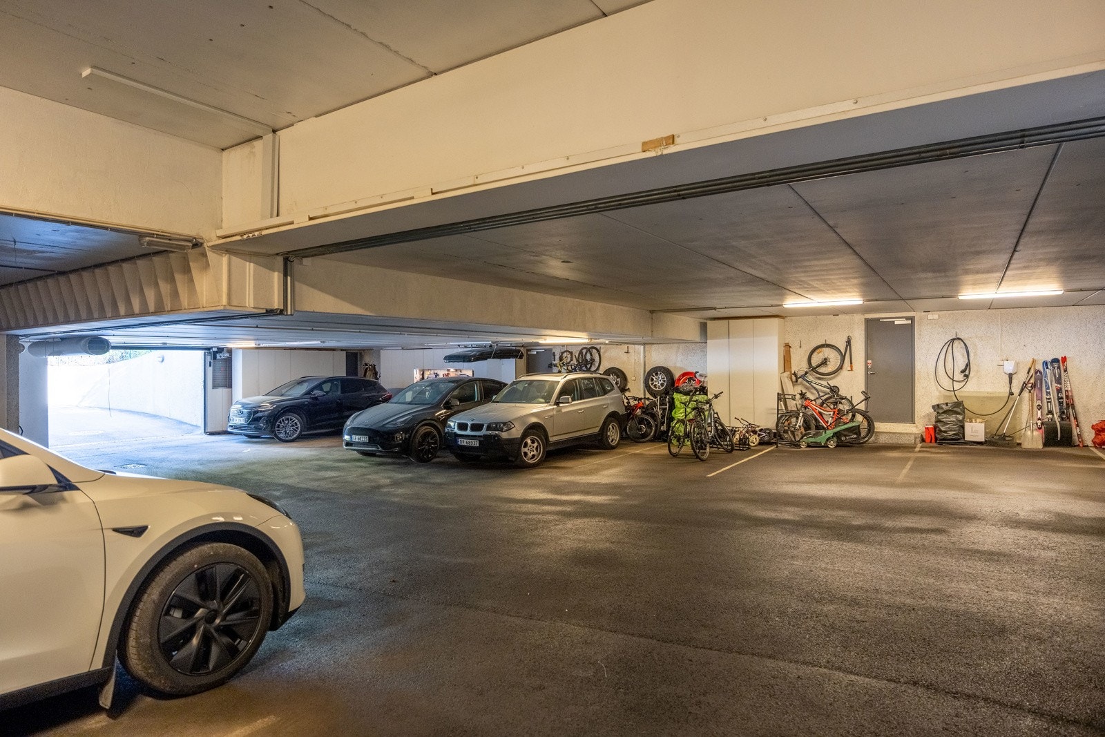 Egen sluseadkomst til garasjen hvor boligen har 2 garasjeplasser. Galleribilde