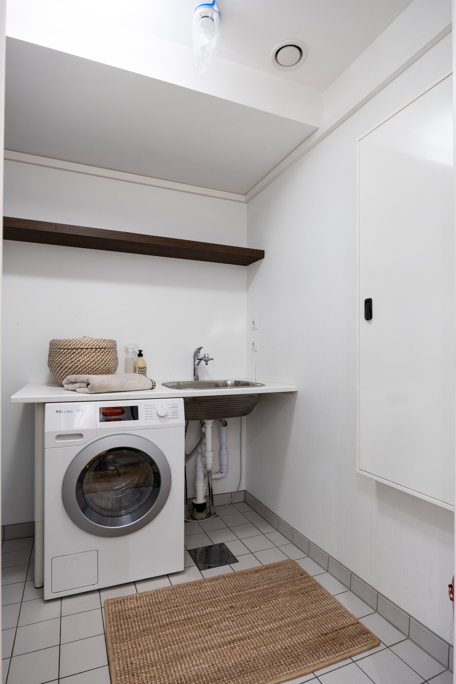 Separat vaskerom i kjelleretasjen. Galleribilde