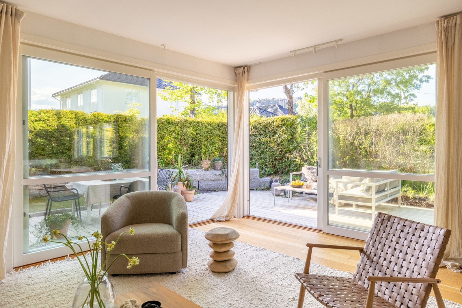 Store doble skyvedører til uteplassen. Galleribilde