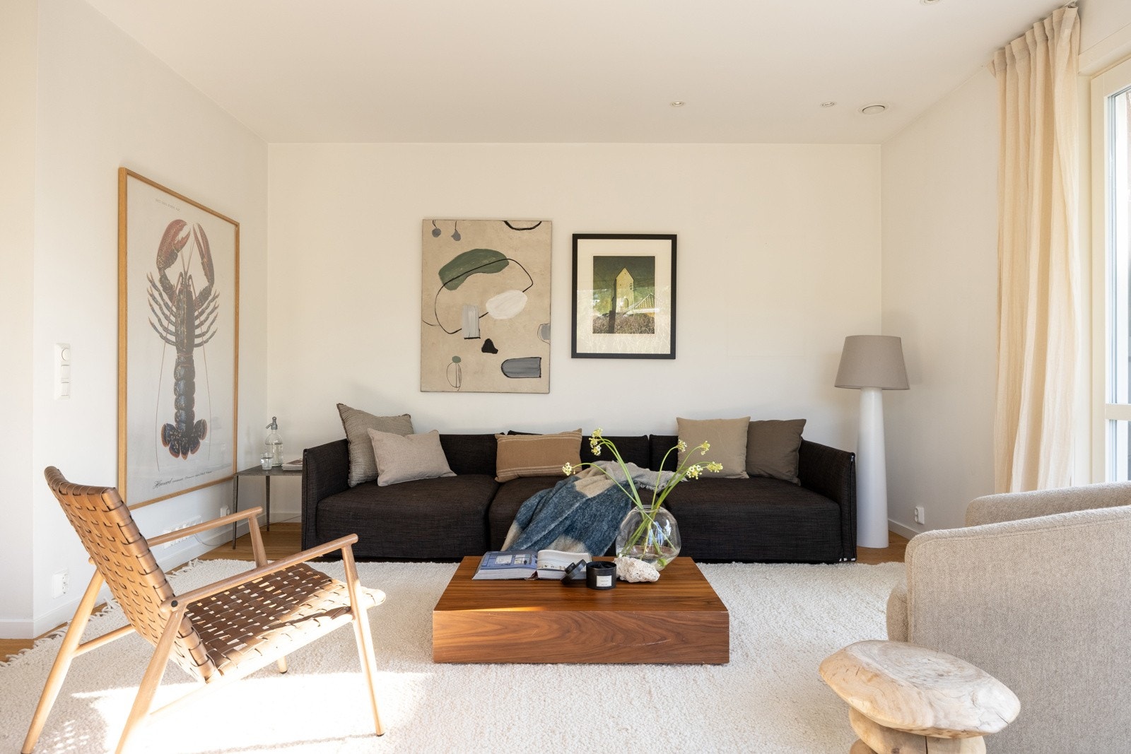 Lun og hyggelig stue med utgang til flott uteplass. Galleribilde