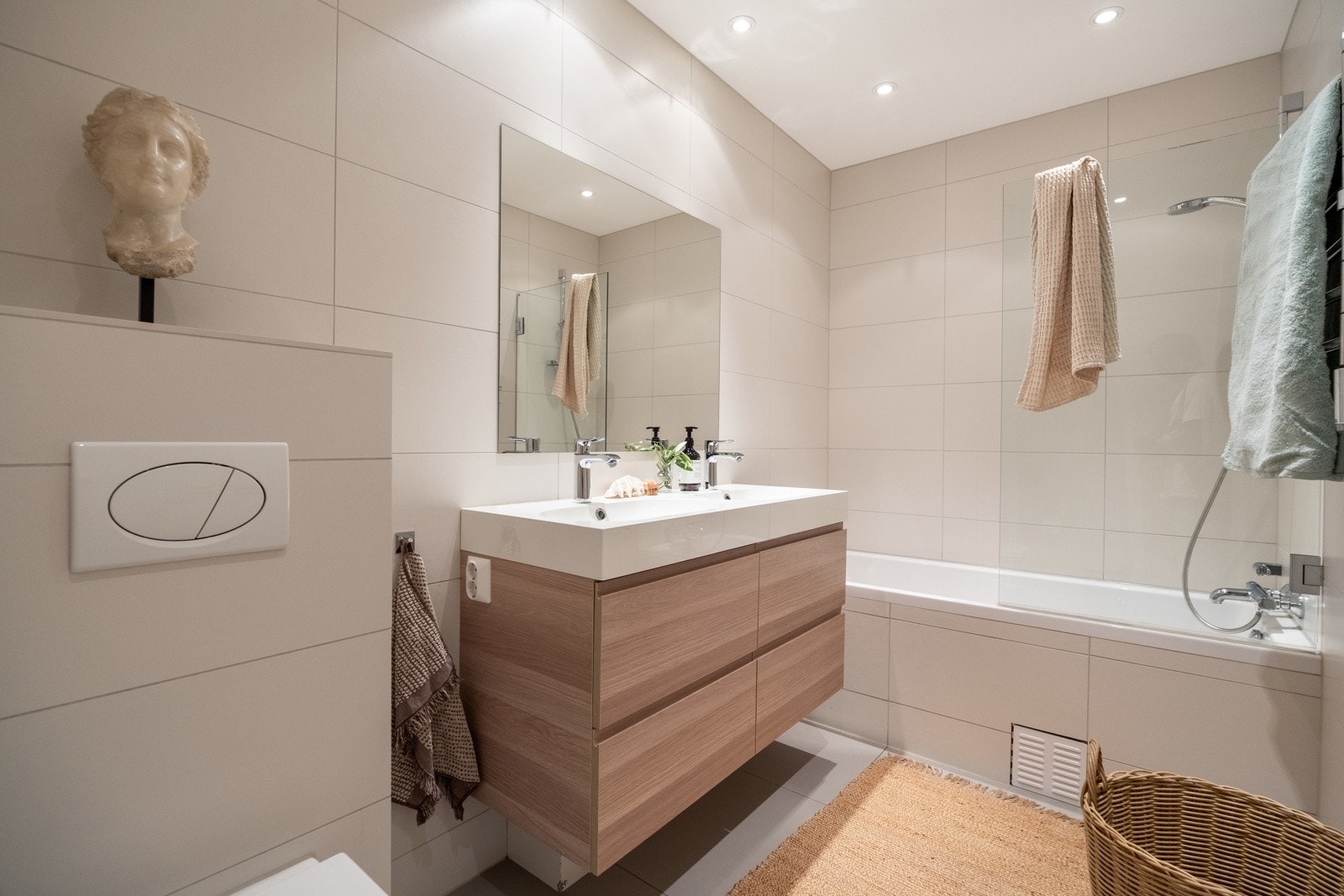 Bad i tilknytning til hovedsoverom . Galleribilde