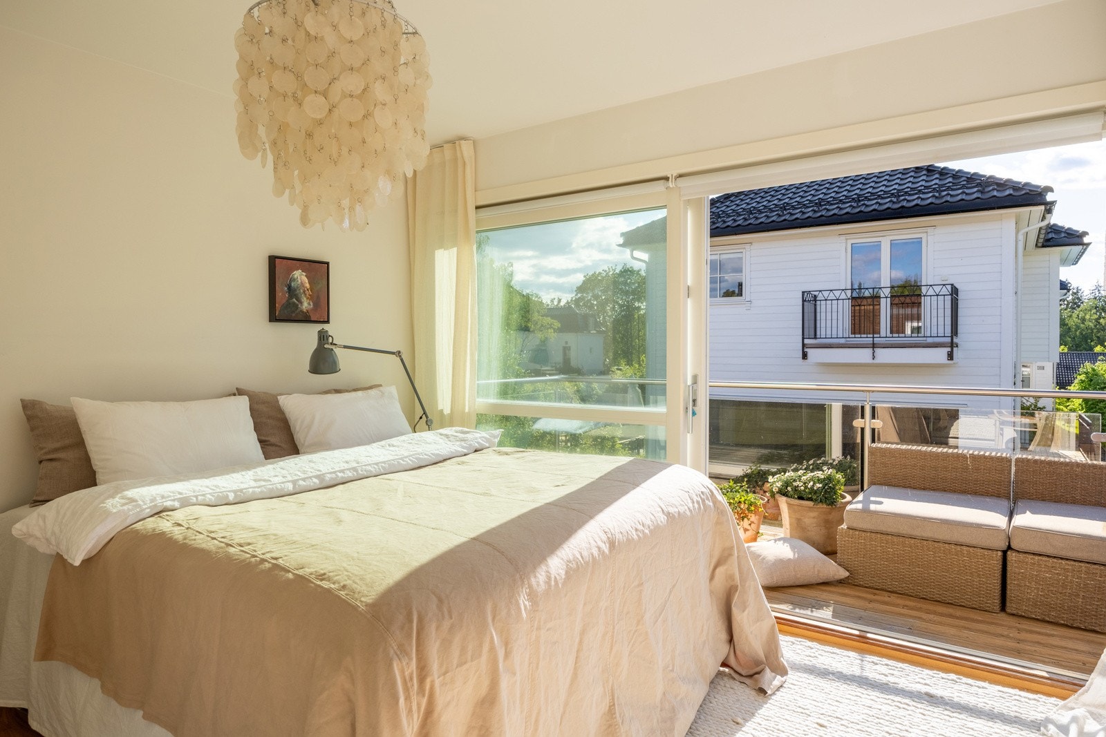 Romslig hovedsoverom med utgang til balkong og direkte tilknytning til bad. Galleribilde