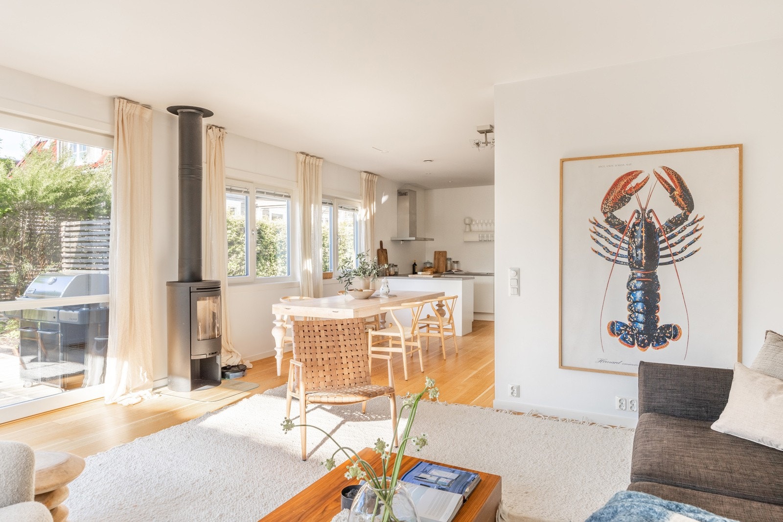 Vertikaldelt tomannsbolig fra 2014 med god standard. Boligen ligger innerst i blindvei, har 3 soverom og 2 garasjeplasser. Galleribilde