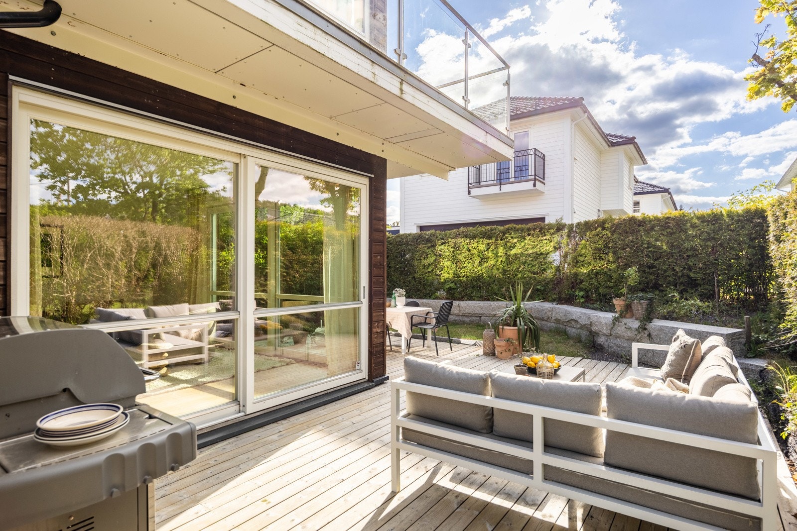 Solrik uteplass med god plass til flere sittegrupper. Galleribilde