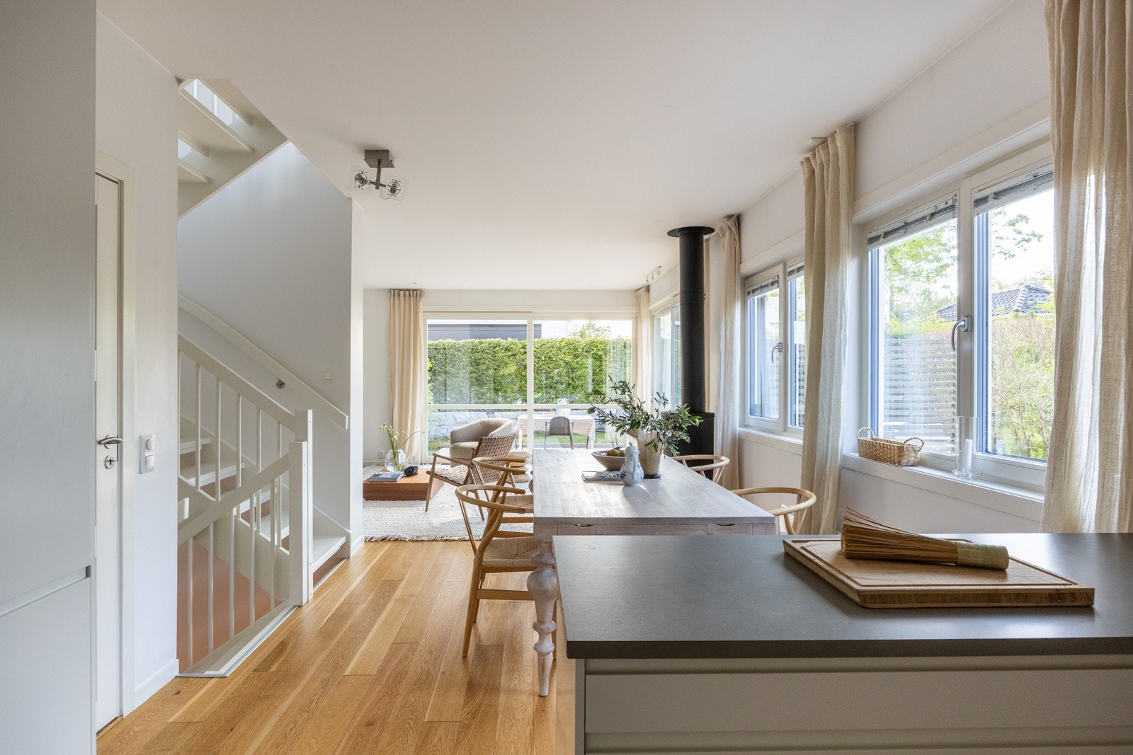 Åpen kjøkkenløsning i stue med peis. Galleribilde