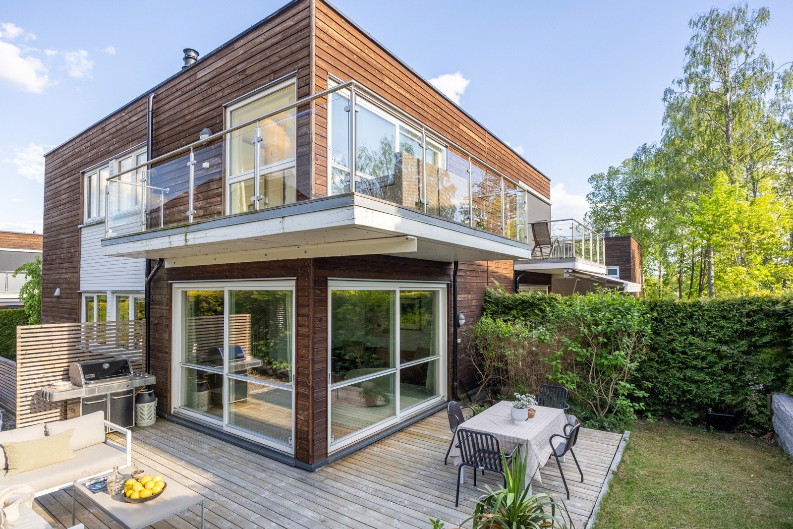 Velkommen til Bjørnveien 28H! Tomannsbolig beliggende i en meget attraktiv gate, innerst i blindevei. Galleribilde