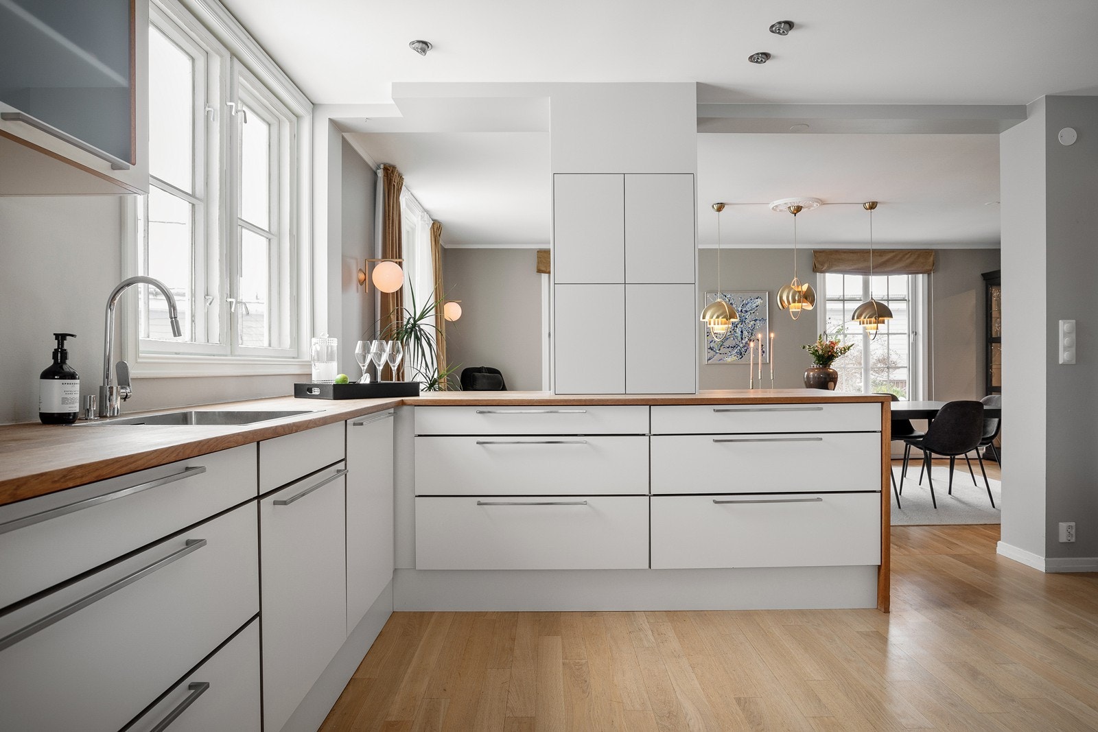 Gode lysforhold med downlightsbelysning og naturlig lysinnslipp fra flere himmelretninger Galleribilde