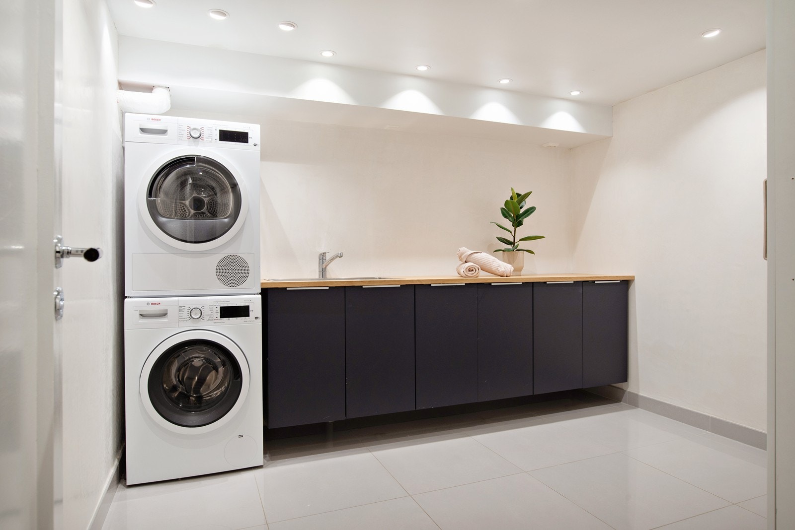 Stort, praktisk vaskerom i underetasje Galleribilde