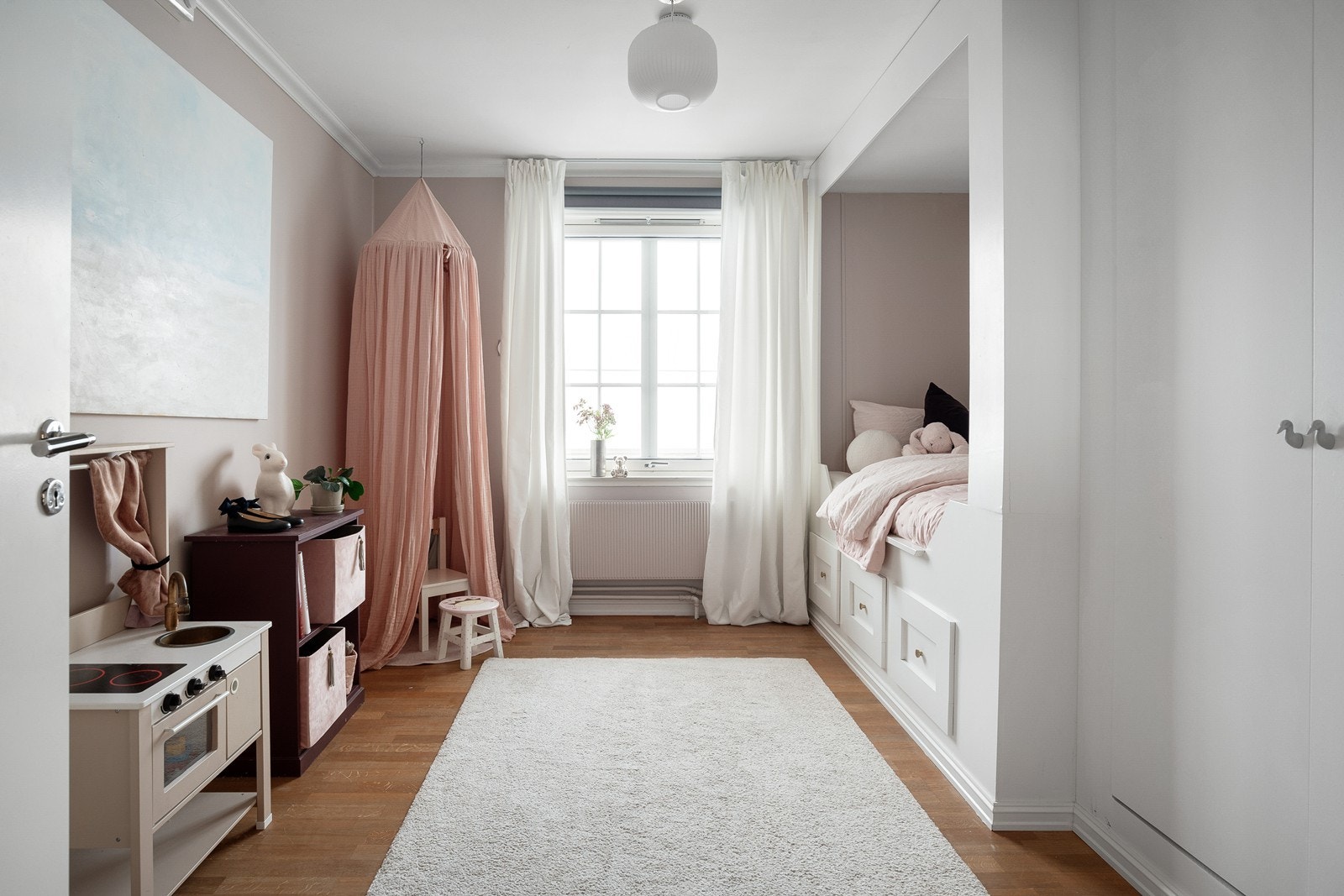 Soverom i 2. etasje med gode møbleringsmuligheter og integrerte garderobeskap Galleribilde