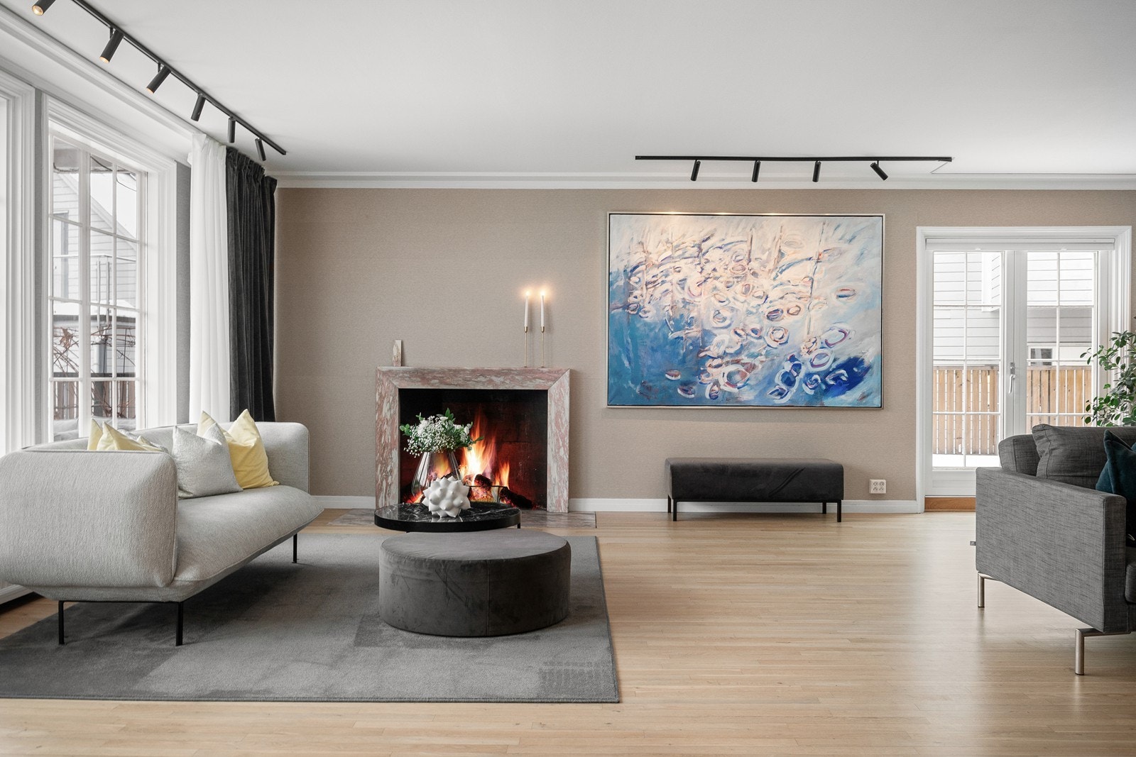 Stuen har parkettgulv, samt tapetserte veggflater Galleribilde