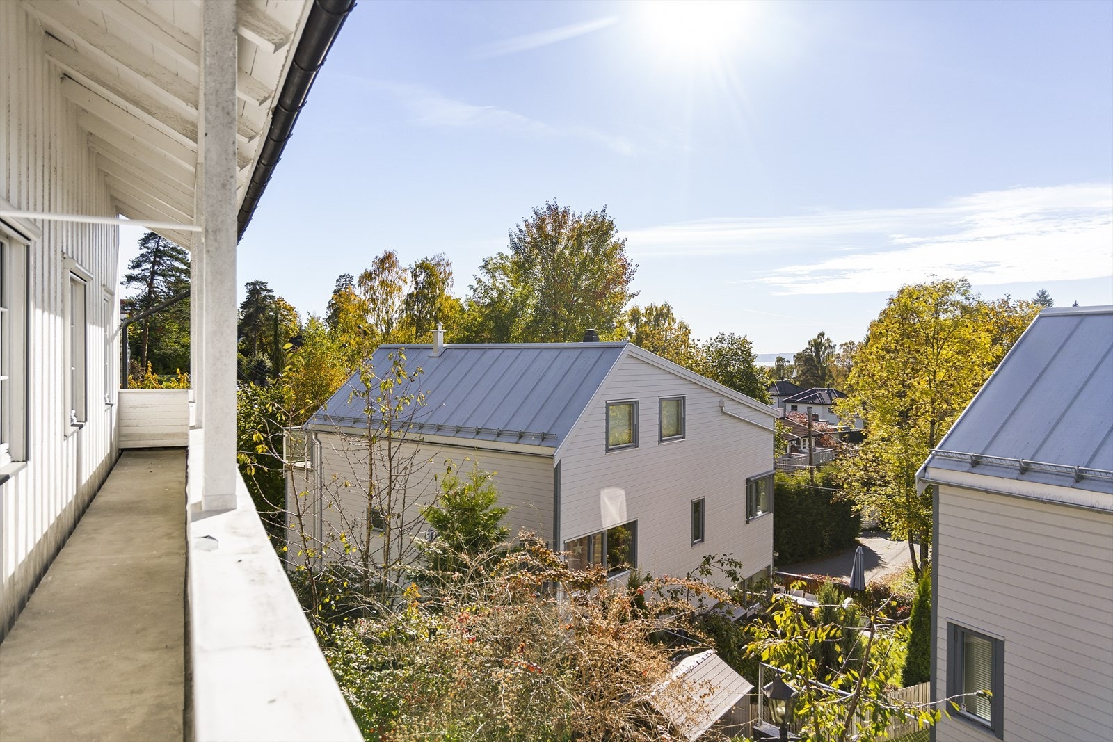 Fra balkongen har man utsikt over nærområdet Galleribilde