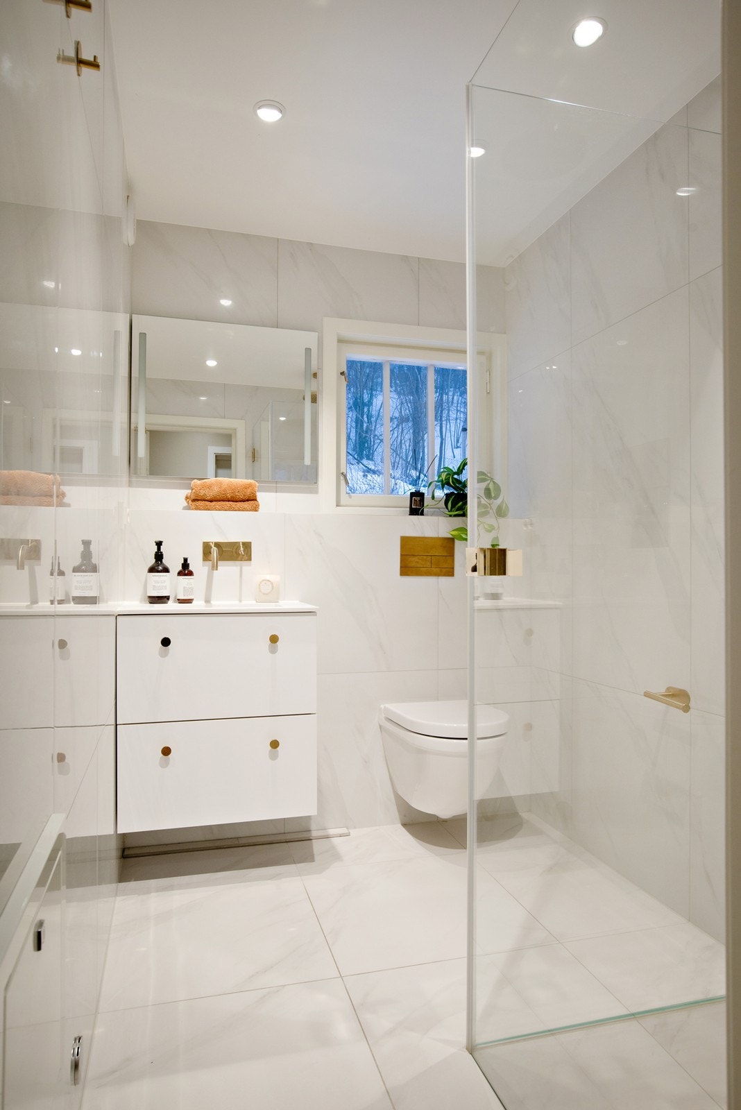 Lekkert, helfliset bad i 2. etasje. Badet ble pusset opp i 2022 og har et gjennomført interiør med pene overflater Galleribilde