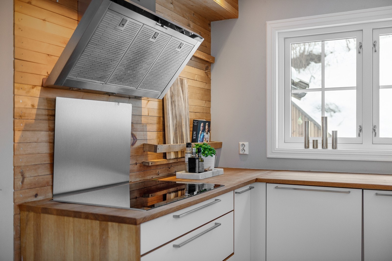 Kjøkkenet er praktisk utformet med store arbeidsflater og gode oppbevaringsmuligheter Galleribilde