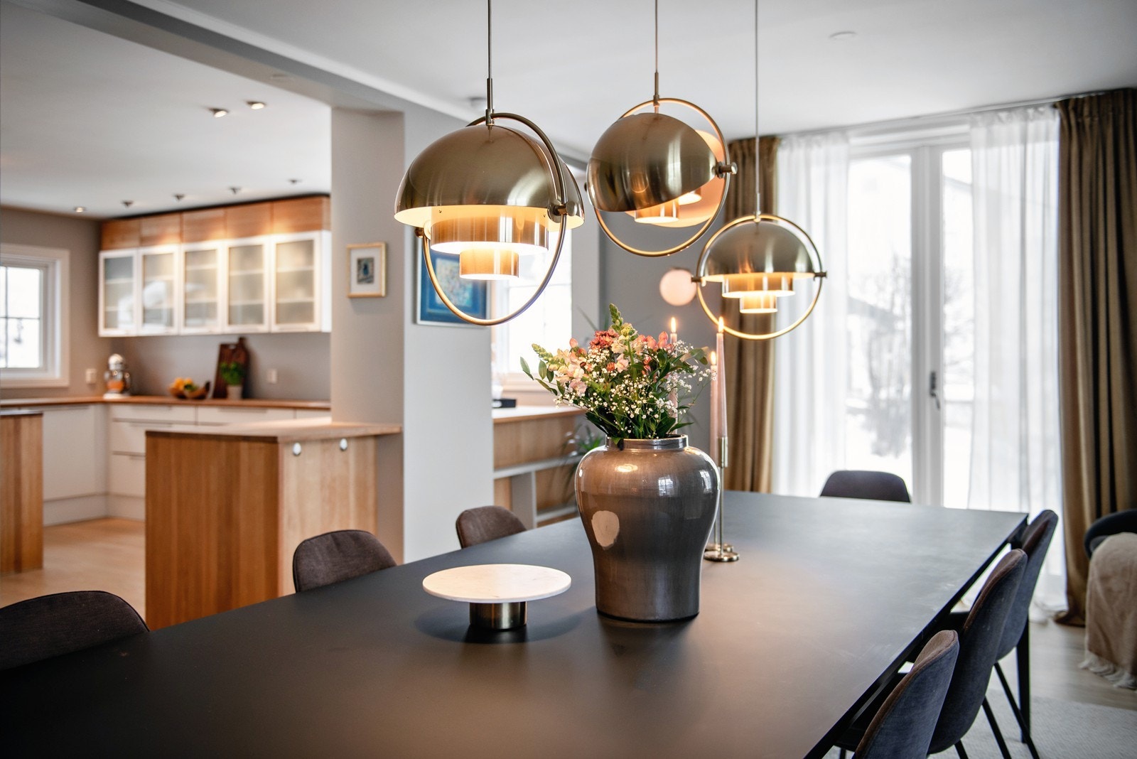 Stuens utforming gjør det enkelt å dekke opp til langbord. Perfekt for både små og store selskaper Galleribilde