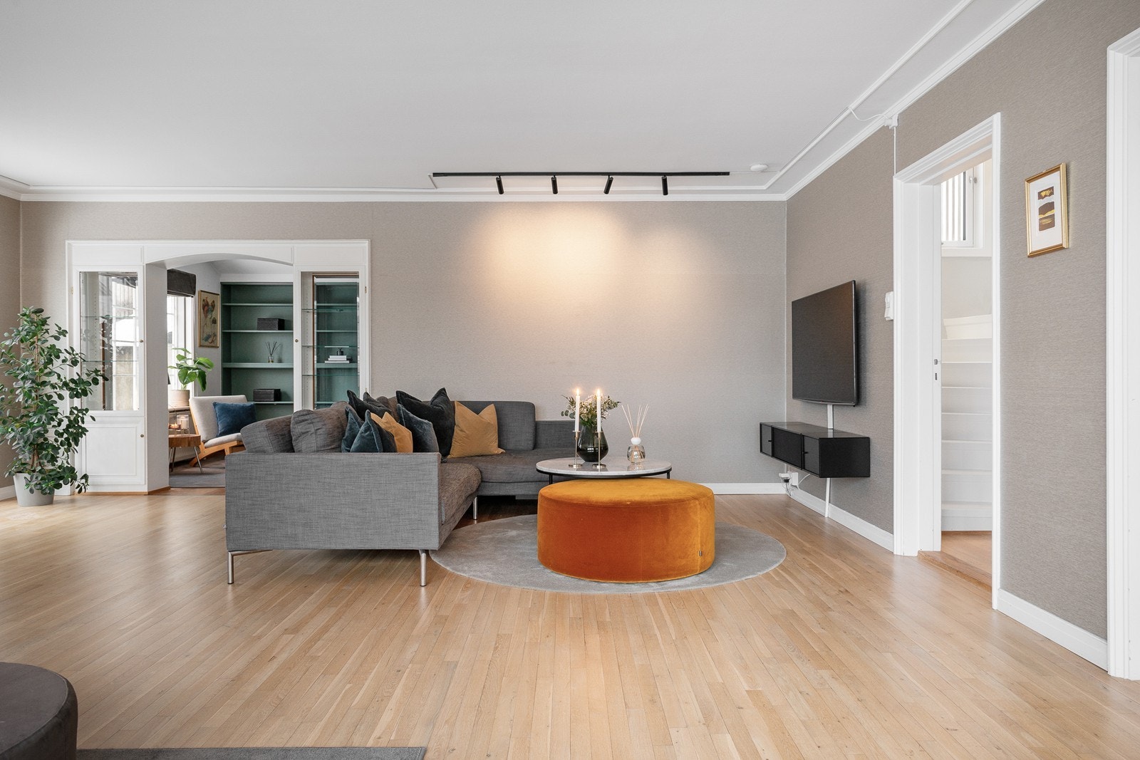 Stuen har gode møbleringsmuligheter for flere sittegrupper Galleribilde