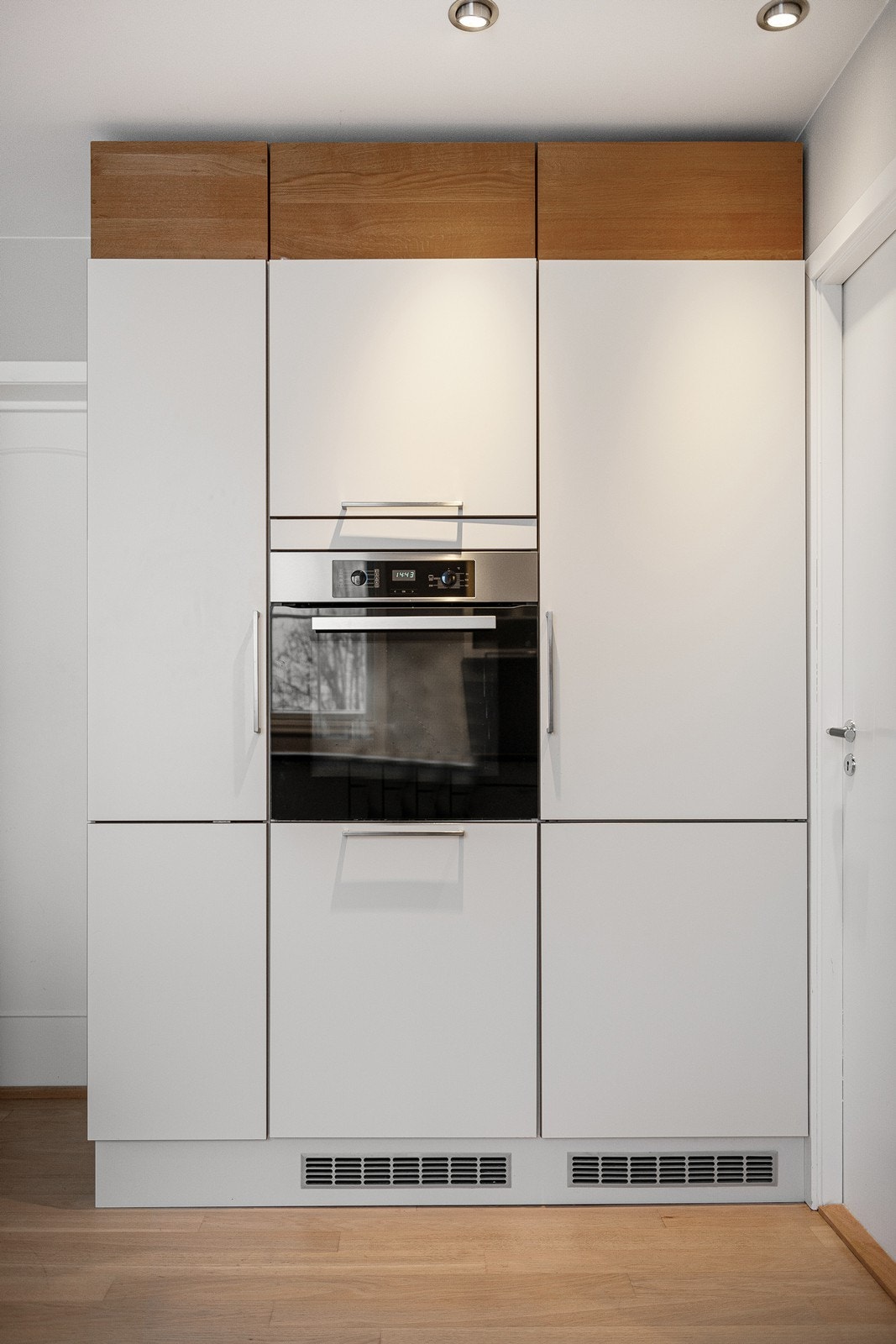 Koketopp, stekeovn, oppvaskmaskin og kjøleskap er integrert Galleribilde