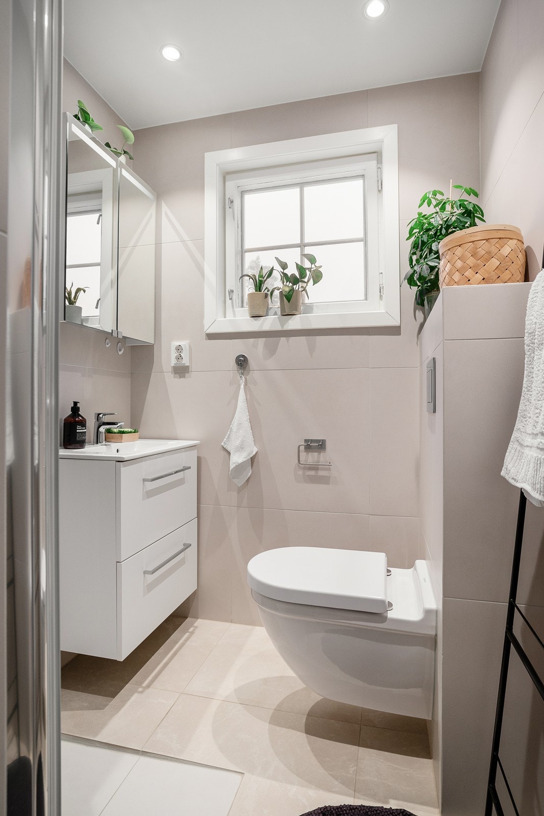 Bad i delen som er utleid. Badet ble pusset opp i 2022 og er pent flislagt i duse fargetoner. Varmekabler i gulv og downlights i himling Galleribilde