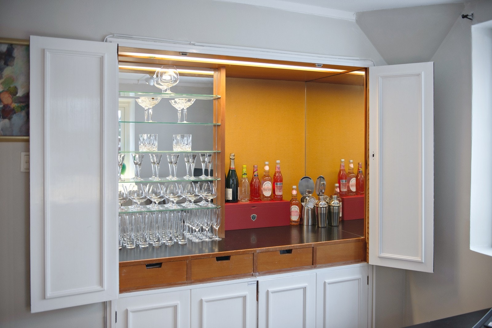 Barskap i plassbygget garderobe Galleribilde