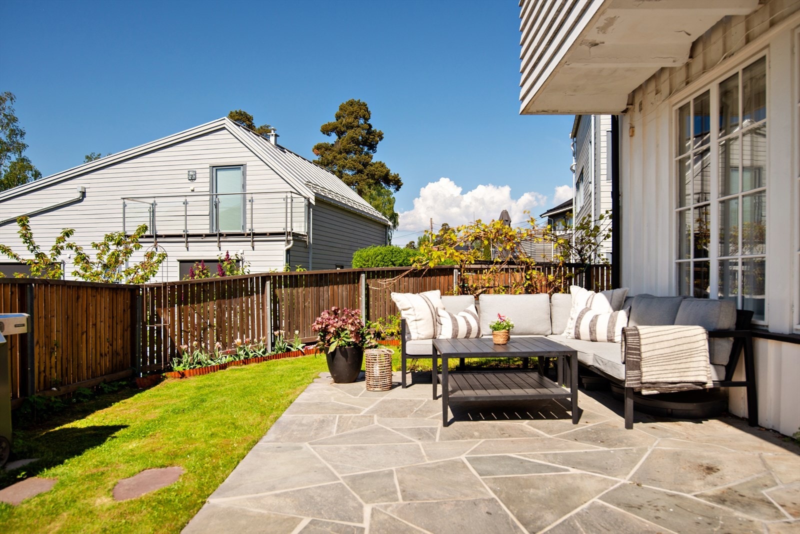 Meget barne- og familievennlig med god flyt ut til uteområdene Galleribilde