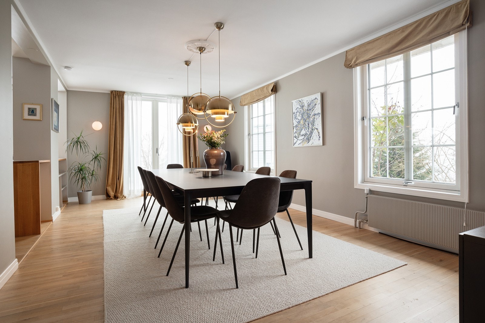 Stor spisestue i tilknytning til kjøkken med store vindusflater Galleribilde