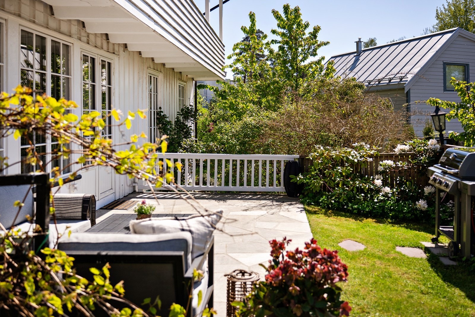 Fra stuen er det utgang til terrasse og gressplen. Galleribilde