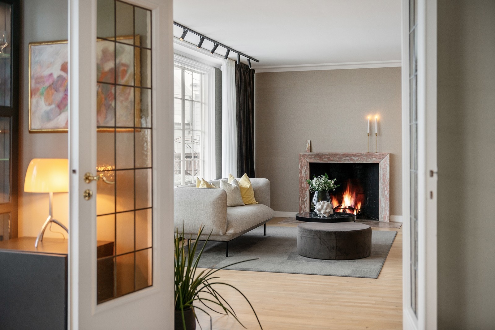 Boligen har et gjennomført interiør med harmoniske fargetoner Galleribilde