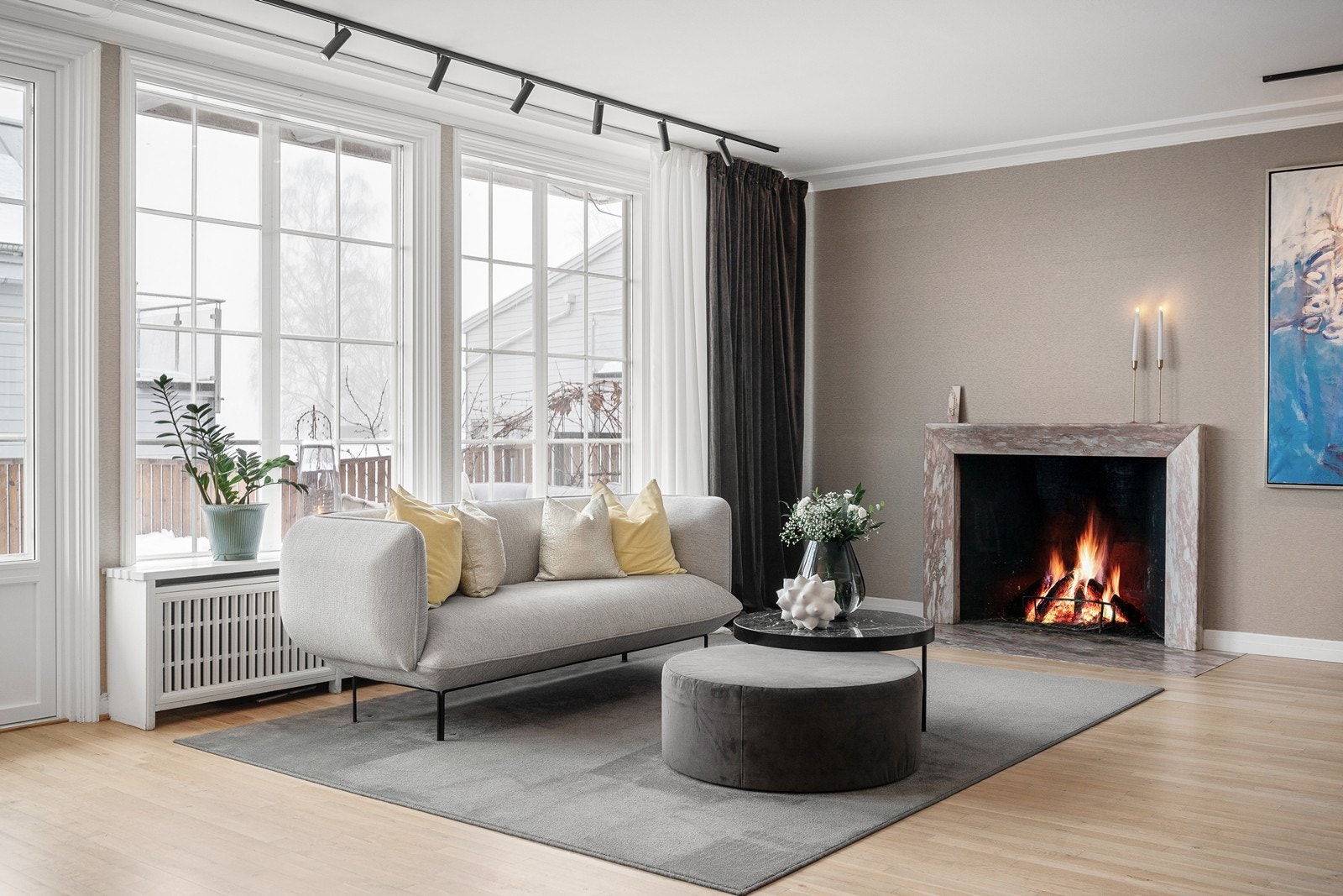 Åpen peis, store vindusflater og meget gode lysforhold Galleribilde