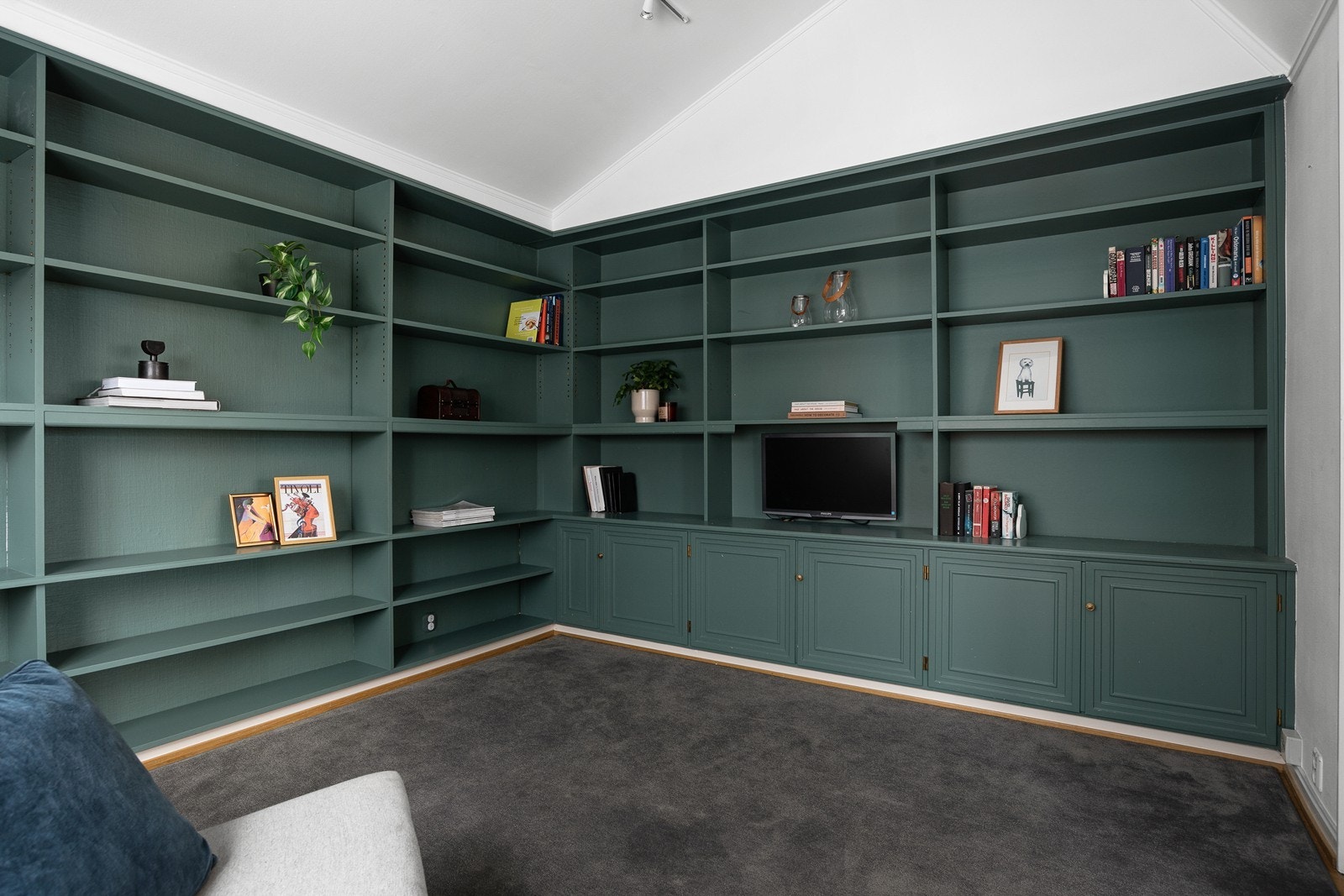 Stor, plassbygget skapinnredning med gode oppbevaringsmuligheter Galleribilde