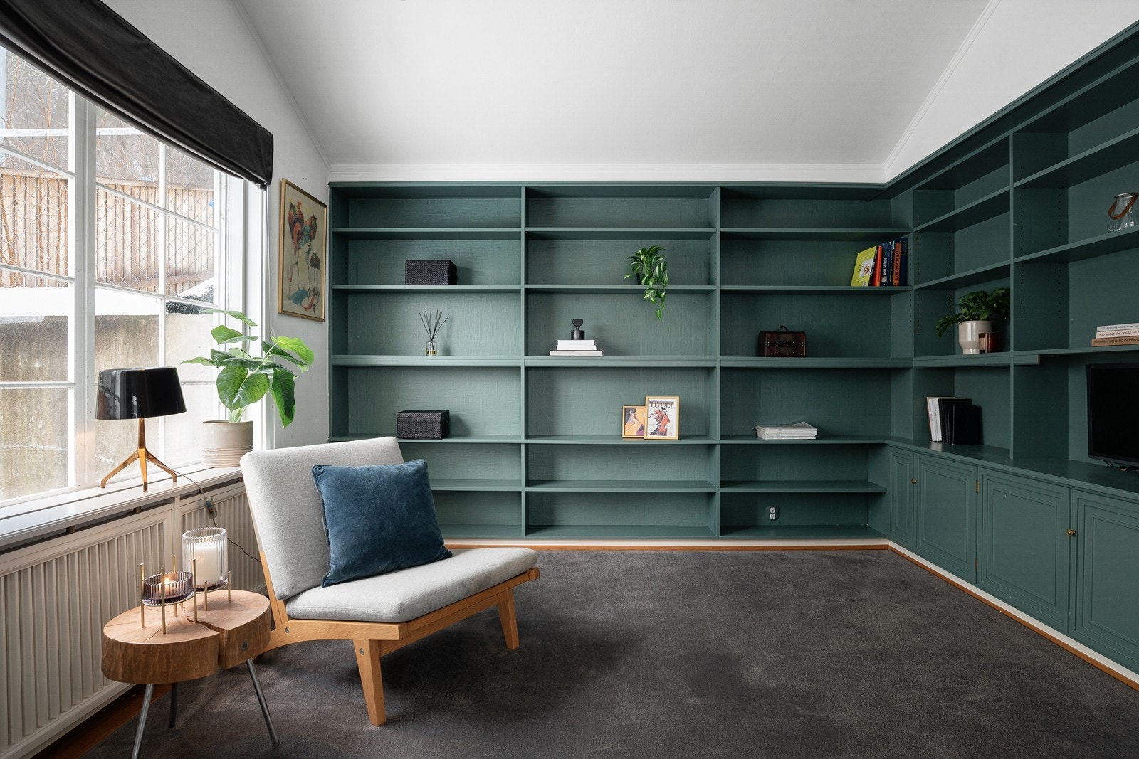 I biblioteket er det plass for en liten sittegruppe/lounge Galleribilde