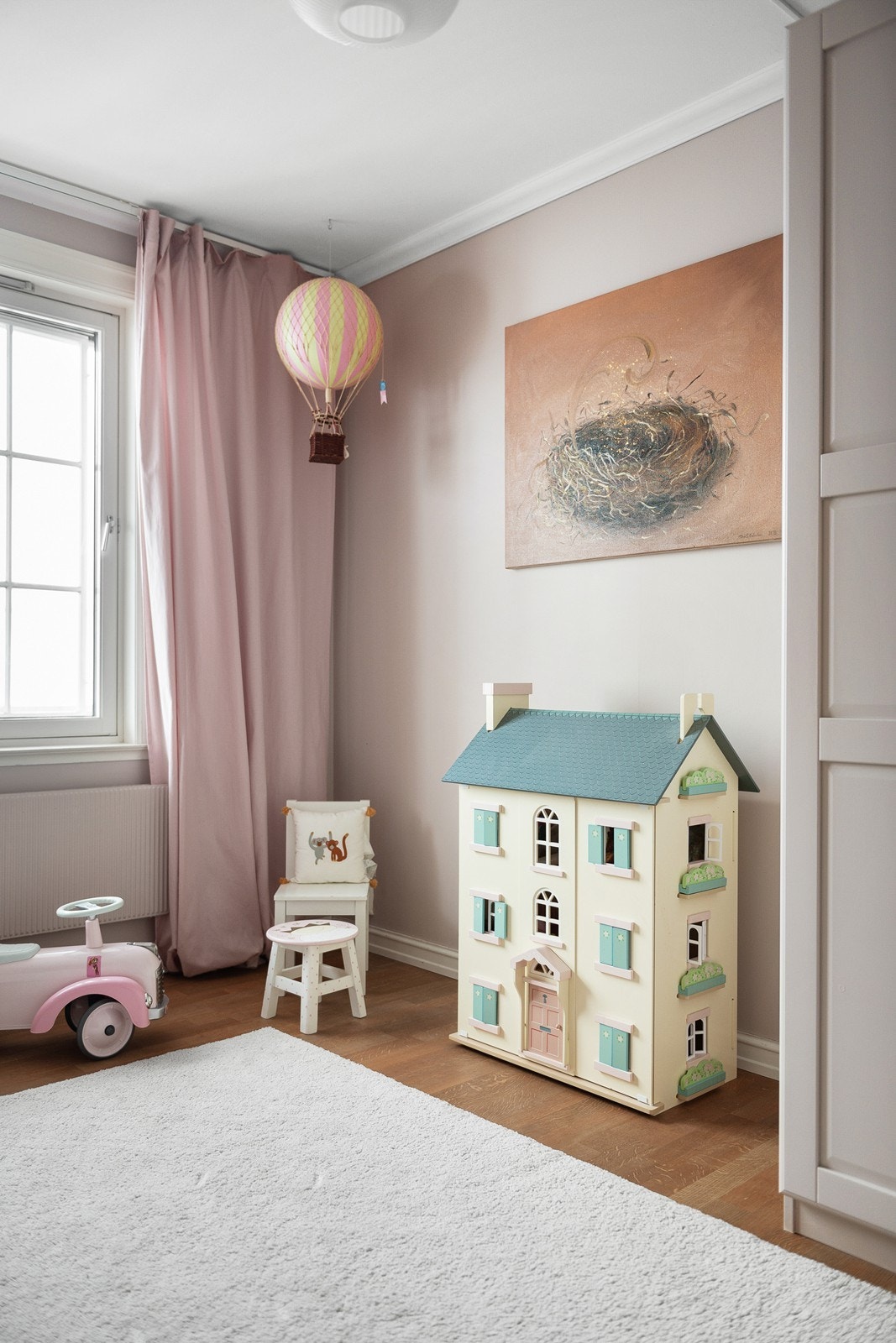 Perfekt barnerom, med mye plass å leke på Galleribilde