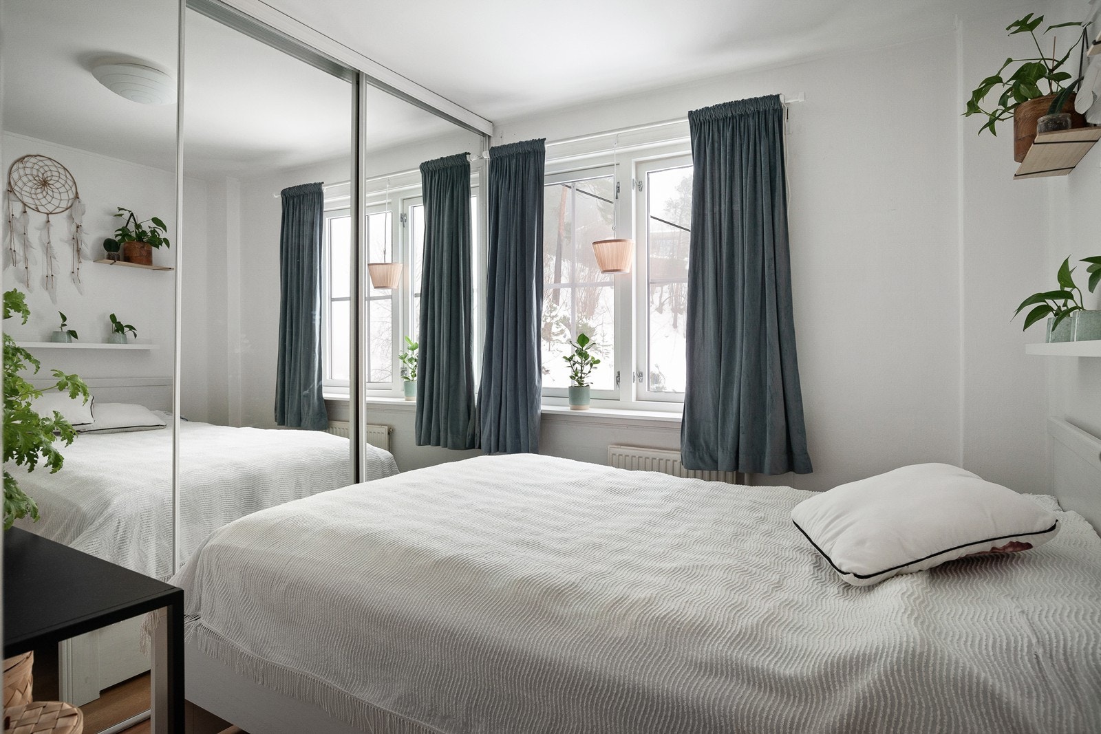 Soverom med skyvedørsgarderobe i delen som er utleid Galleribilde