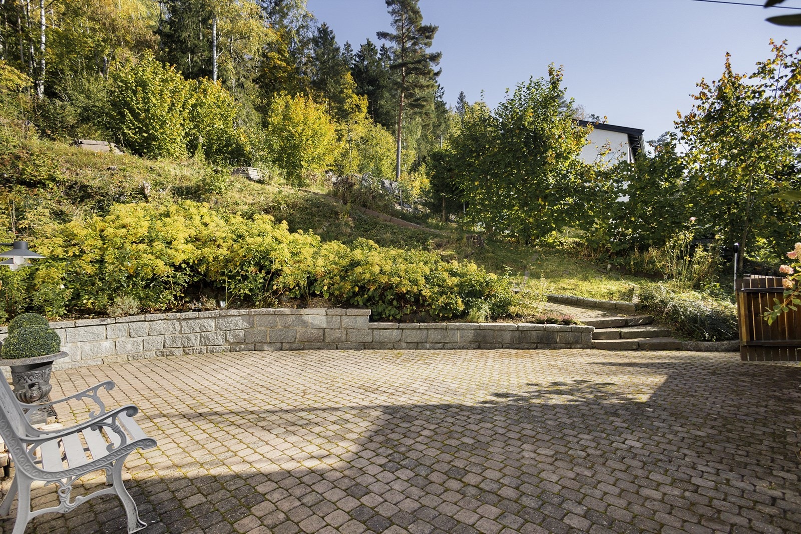 Ved inngangspartiet er det gangvei opp til bakre del av tomten, som er naturtomt Galleribilde