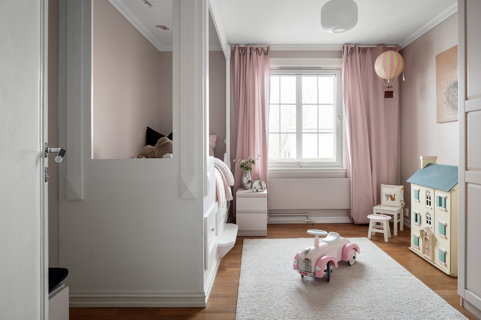 Lyst og fint barnerom i 2. etasje Galleribilde