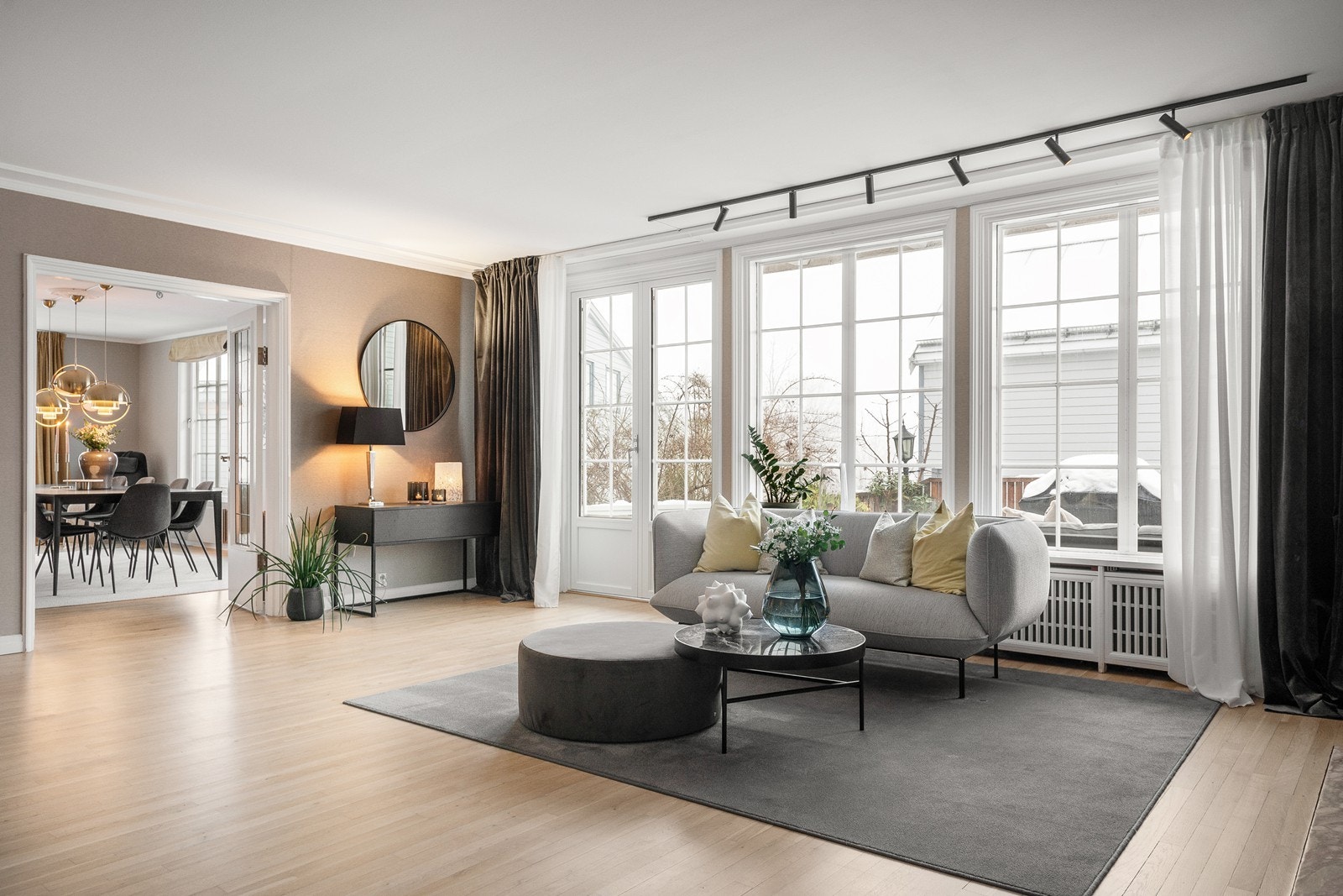 Boligen har en innholdsrik planløsning med herskapelig preg. Store rom, masse lys og god romfølelse Galleribilde